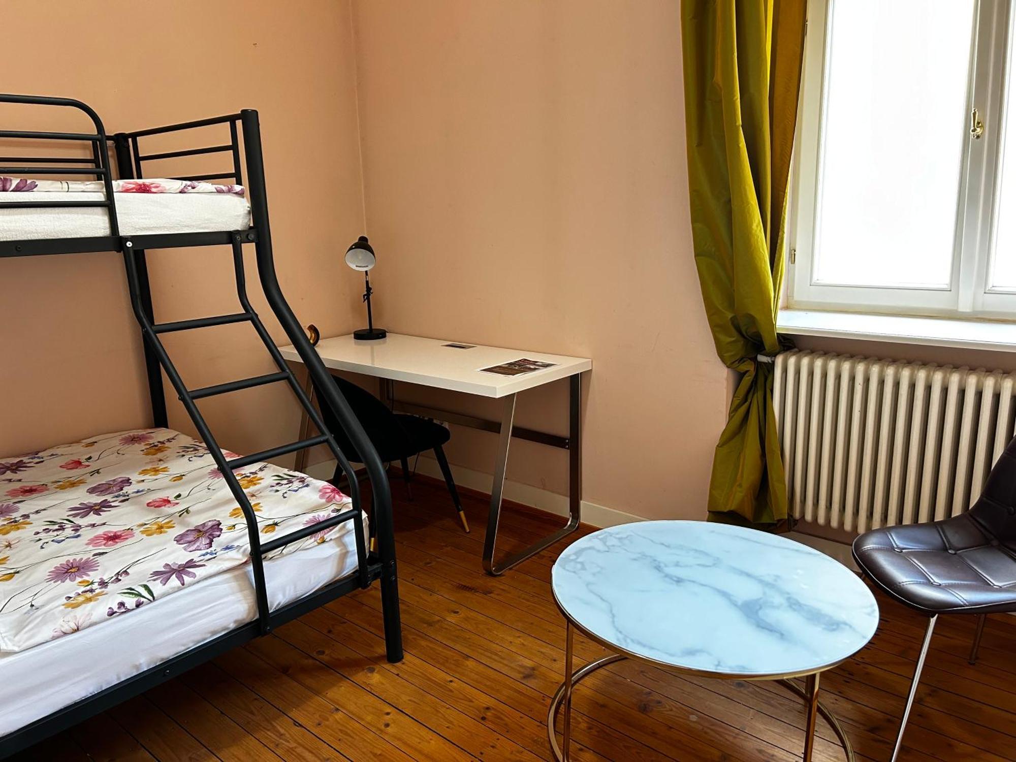 Quadrate Z1 Hostel *